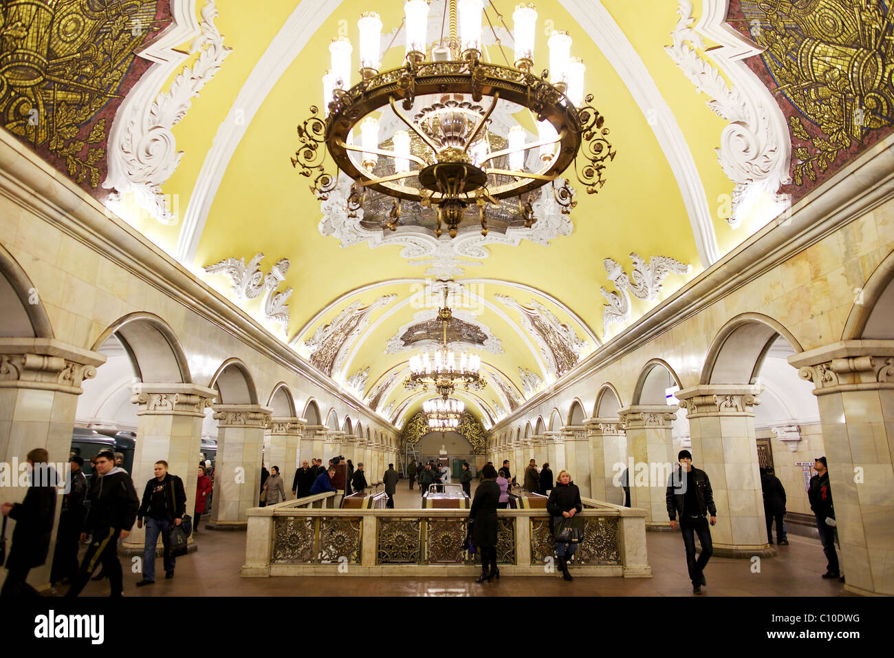 Spettacolari soffitti a volta e lampadari a Mosca Komsomolskaya stazione della metropolitana, Russia Foto Stock