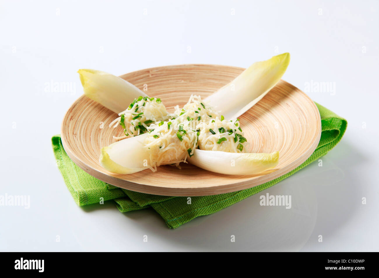 Finger food - palline di formaggio e foglie di insalata riccia Foto Stock