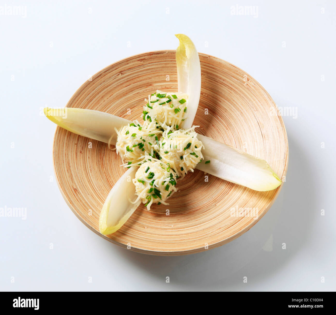 Finger food - palline di formaggio e foglie di insalata riccia Foto Stock
