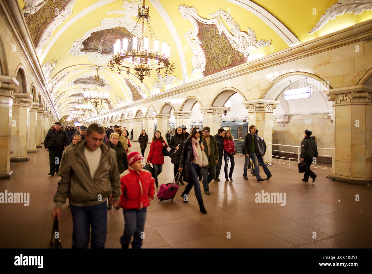 Spettacolari soffitti a volta e lampadari a Mosca Komsomolskaya stazione della metropolitana, Russia Foto Stock