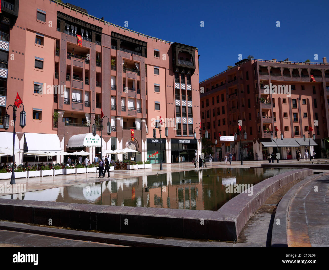 Moderno quartiere dello shopping lungo Avenue Mohammed V nella parte nuova di Marrakech marocco Foto Stock