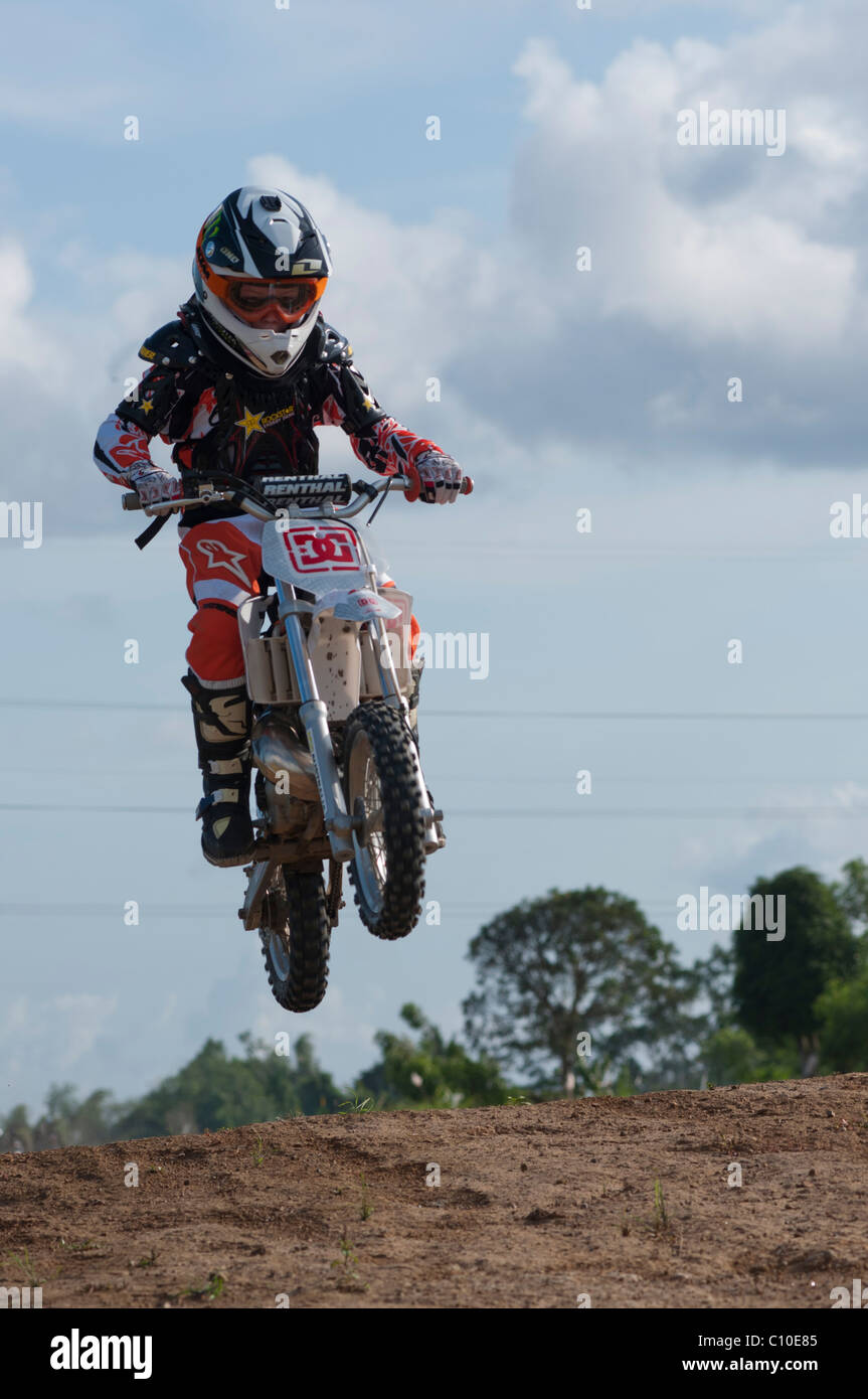 Un bambino di sei anni ragazzo con la sua moto motocross Foto stock - Alamy