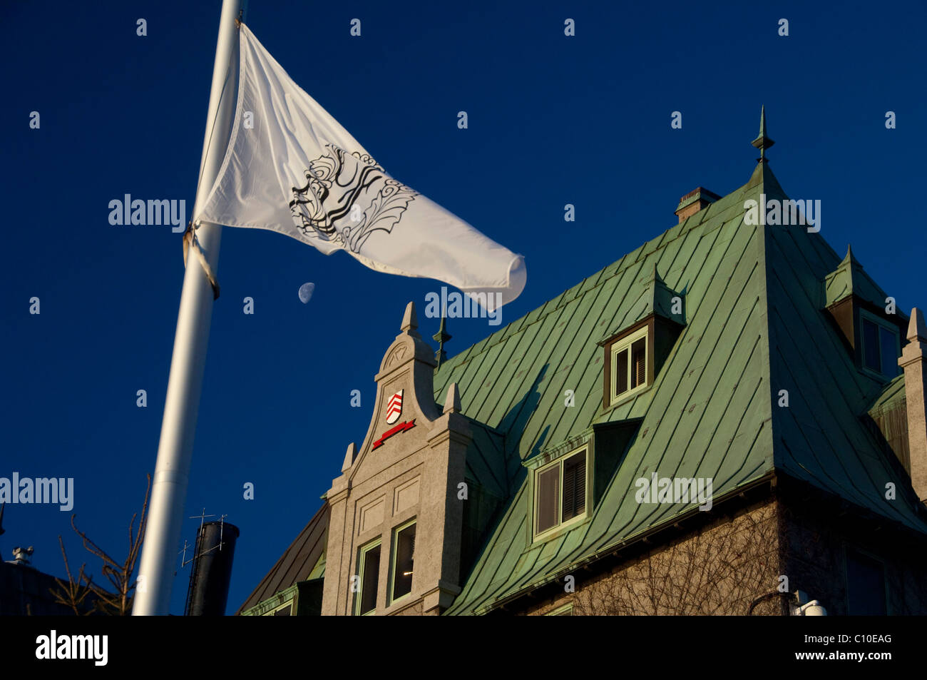 Canada Quebec, La Malbaie. Fairmont Le Manoir Richelieu (aka Fairmont Richelieu). Fairmont bandiera & luna. Foto Stock