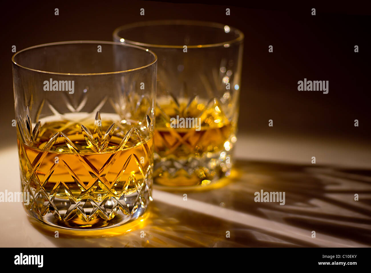 Due tagliare vetro bicchieri di whiskey withe whiskey Foto Stock