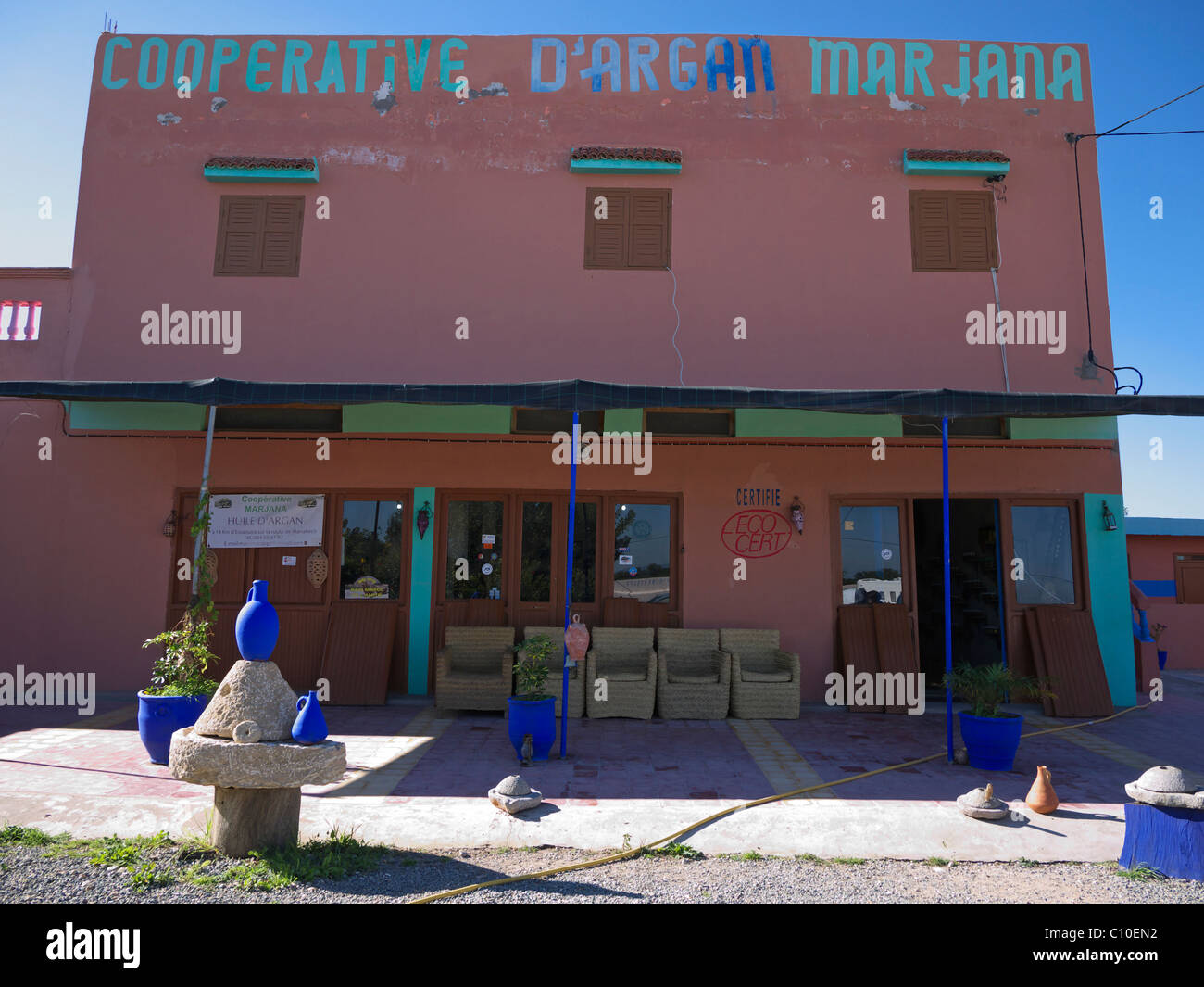 Esterno della donna di cooperativa per l'estrazione di olio di argan vicino essaouira marocco Foto Stock