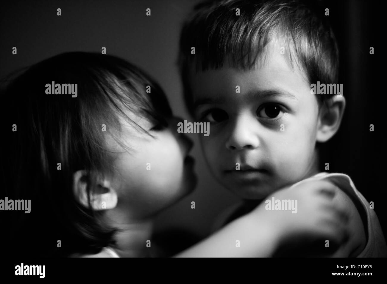 Il bacio, ragazzo di tre anni, ragazza di età compresa tra i due. Foto Stock