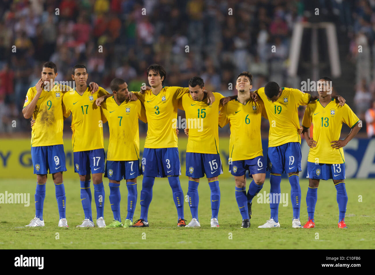I giocatori brasiliani si preparano per i calci di rigore contro il Ghana per determinare il campionato del mondo FIFA U-20 dopo un pareggio durante il tempo regolamentare. Il Ghana sconfisse il Brasile alle riprese al Cairo International Stadium il 16 ottobre 2009 al Cairo, in Egitto. L-R: Alan Kardec, Souza, Alex Teixeira, Dalton, Wellington Junior, Diogo, Maicon, Douglas Costa. Solo per uso editoriale. Nessuna spinta all'utilizzo dei dispositivi mobili. Uso commerciale vietato. (Fotografia di Jonathan Paul Larsen / Diadem Images) Foto Stock