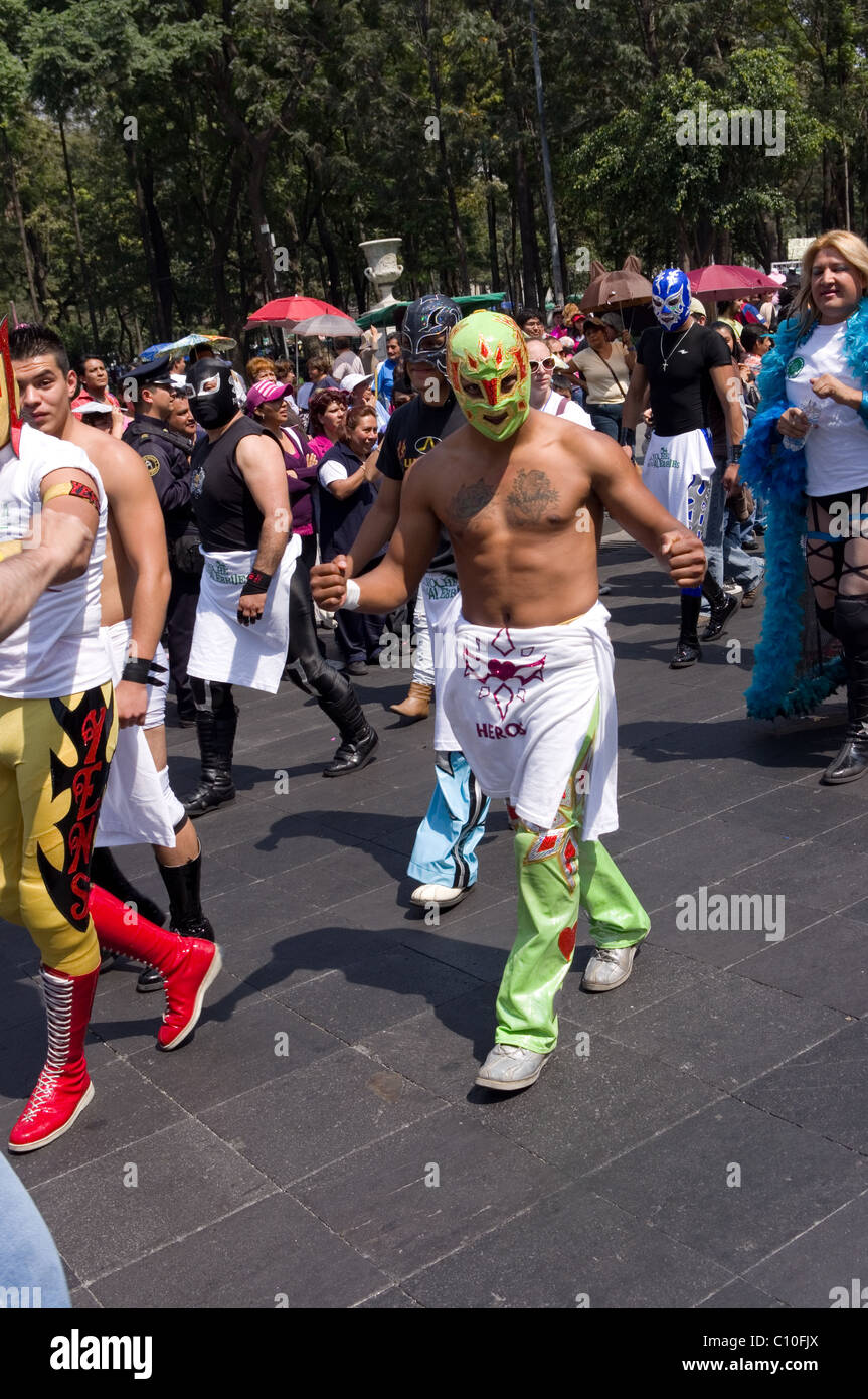 Luchador messicano (wrestler) durante la sfilata di un corteo in città del Messico Foto Stock