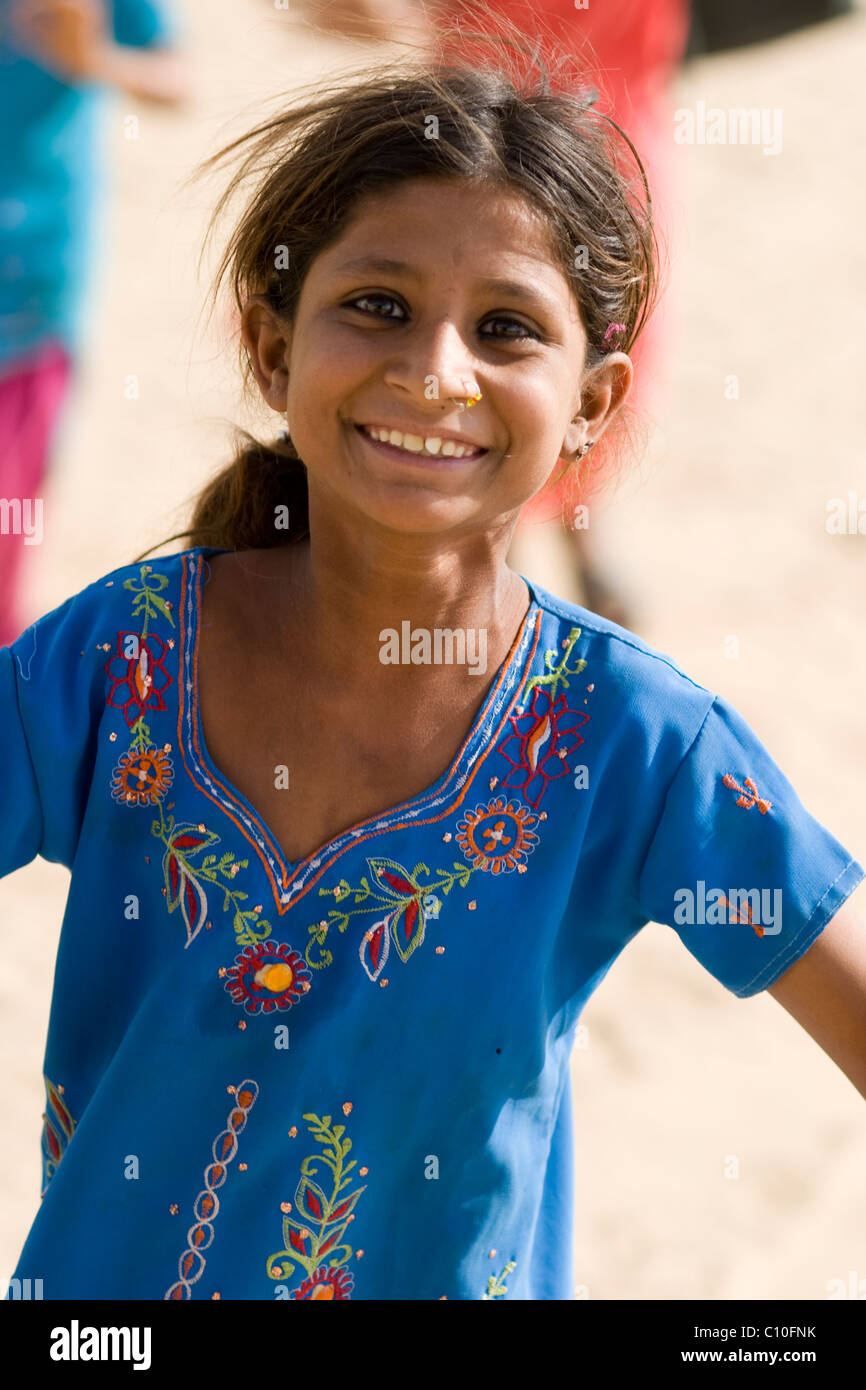 Ritratto di una povera ragazza di un villaggio su un deserto di Thar, felice di vedere turisti Foto Stock