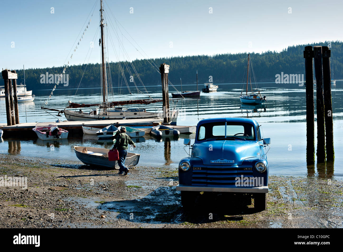 Vecchia Chevy carrello presso la marina con un pescatore. Foto Stock