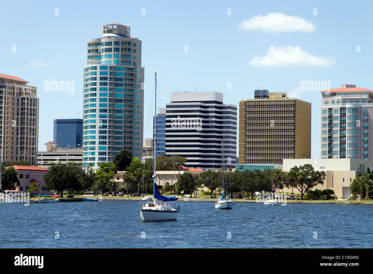 La barca è ormeggiata nel bacino di yacht con la città skyline del centro di San Pietroburgo, Florida in background. Foto Stock