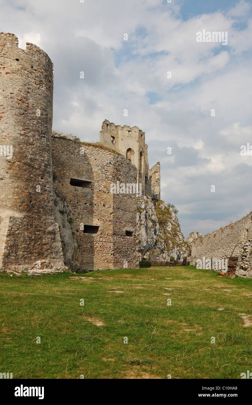 Impilate i muri in pietra e le torri della cittadella medioevale Foto Stock