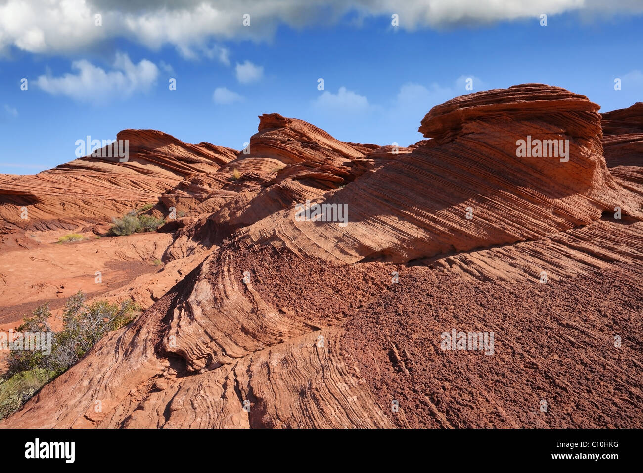 Caratteristico e forme pittoresche scogliere di pietra arenaria rossa. A piedi attorno al famoso Horseshoe Canyon Foto Stock