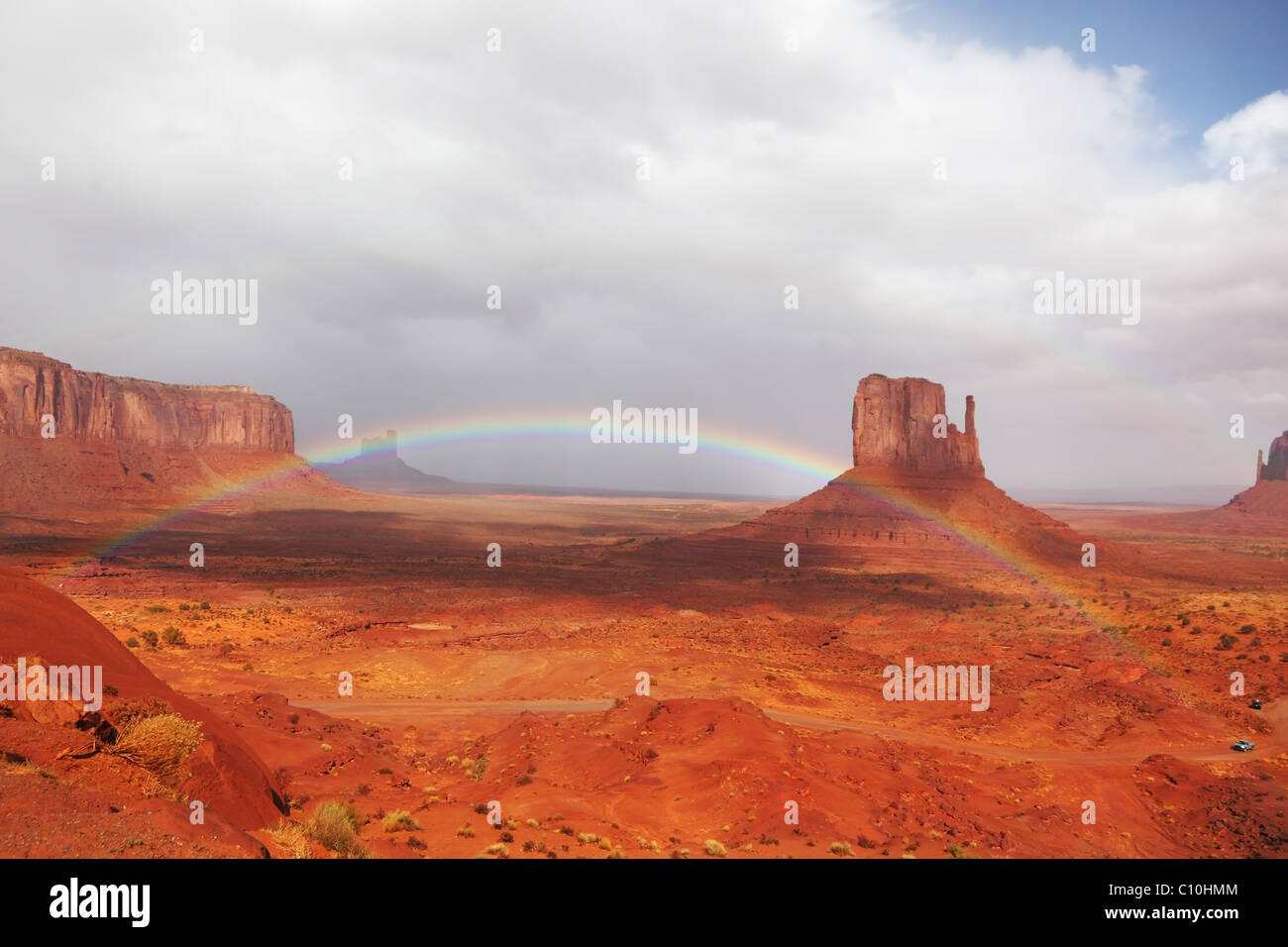 Un gigante di rainbow oltre la scogliera di pietra arenaria 'Mittens' Foto Stock