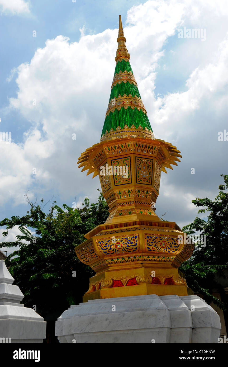 Piccolo Santuario entro il Wat Traimit Phra Maha Mondop , Chinatown , Bangkok, Thailandia Foto Stock