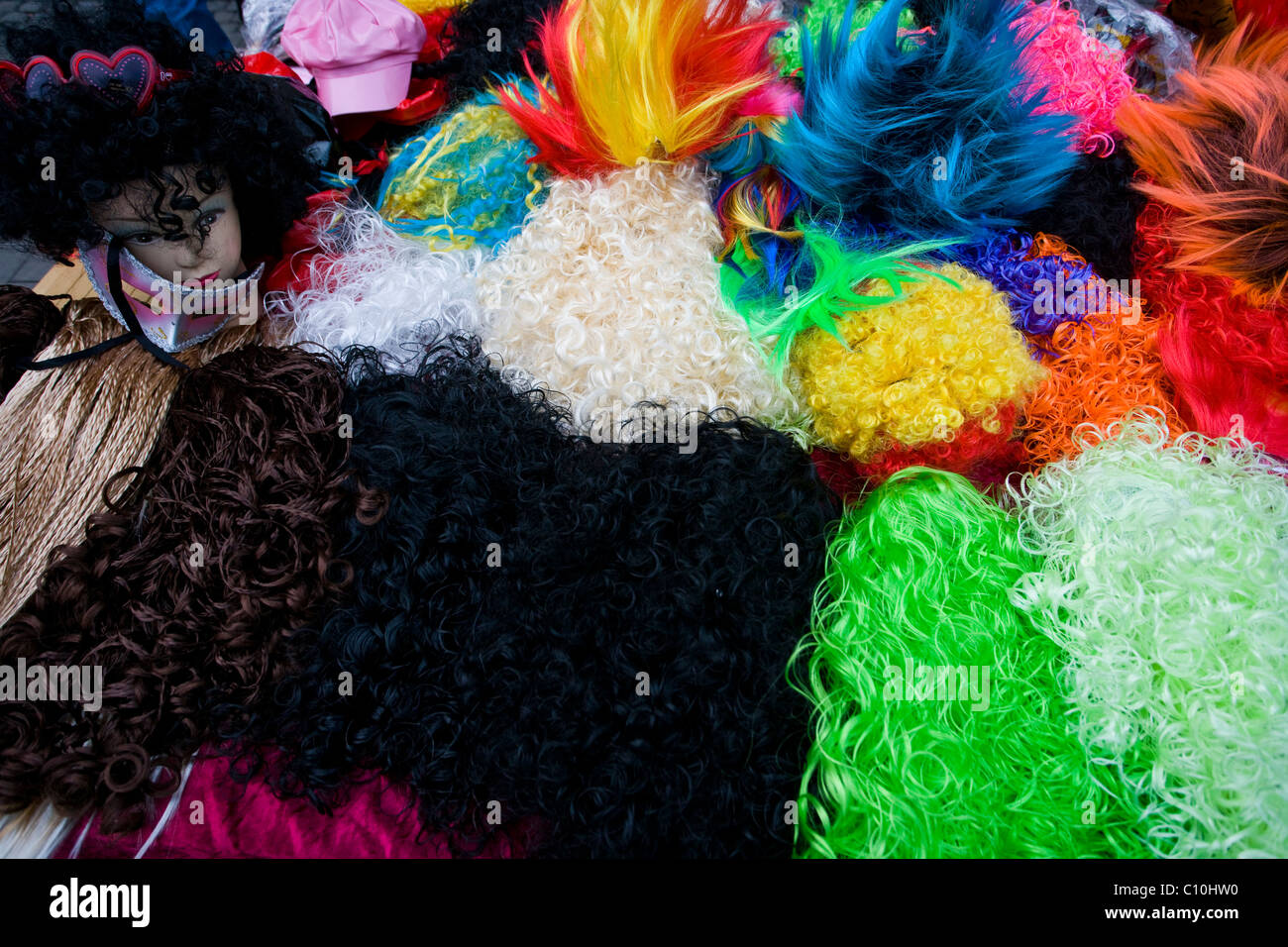 Parrucche colorate per feste in costume. Il carnevale di Colonia, in Germania. Foto Stock