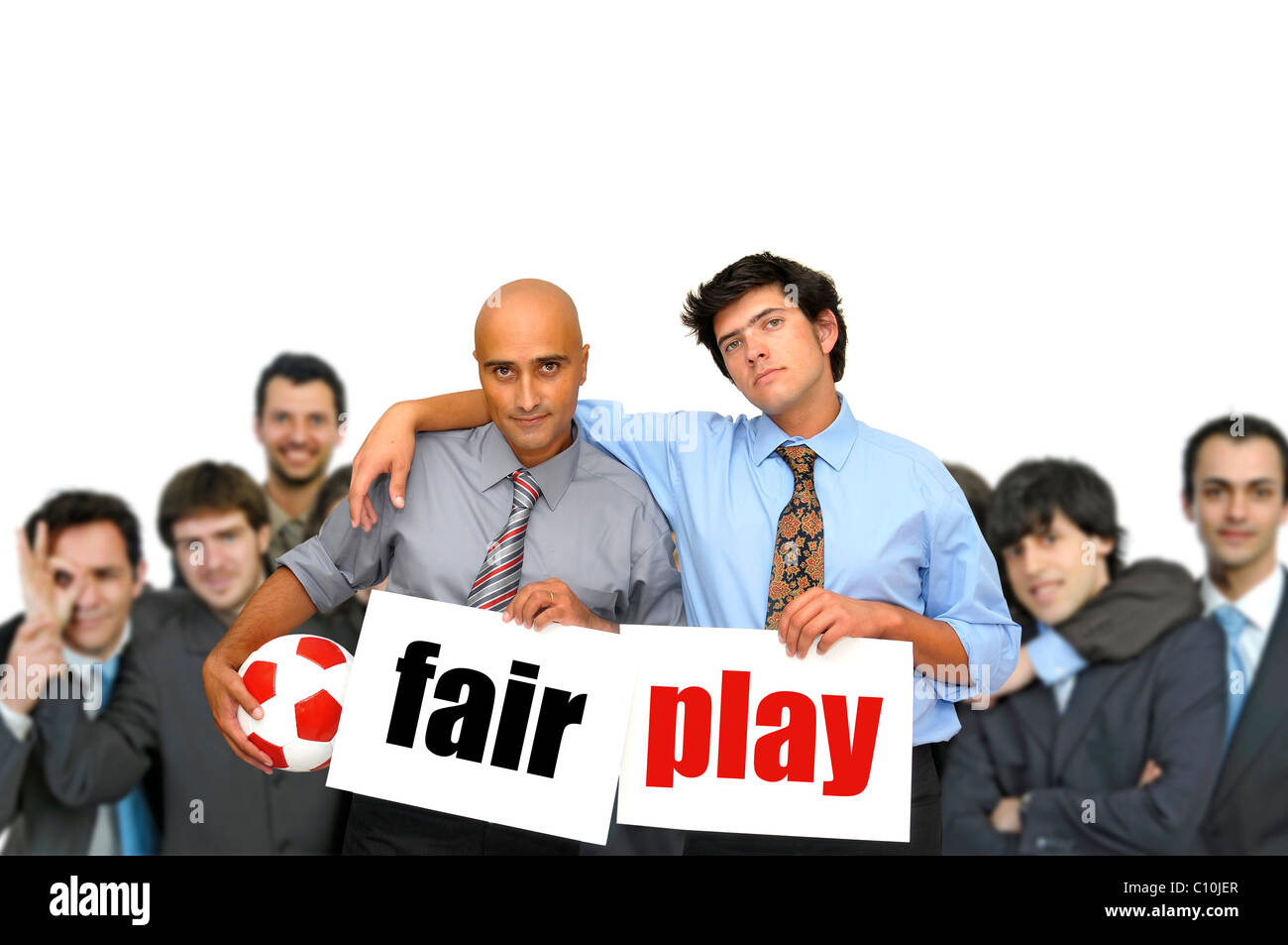 Team di uomini di affari con pallone da calcio e carte bianche con le parole il fair play isolato in bianco Foto Stock
