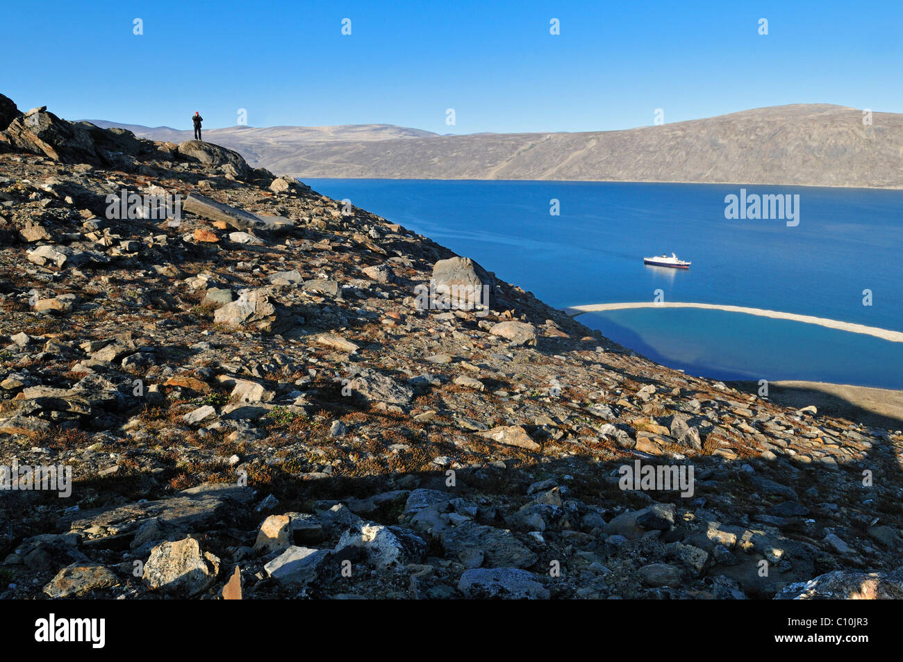 Vista sul fiordo Sunnshine con la nave di crociera, Isola Baffin, Nunavut, Canada Artico, America del Nord Foto Stock