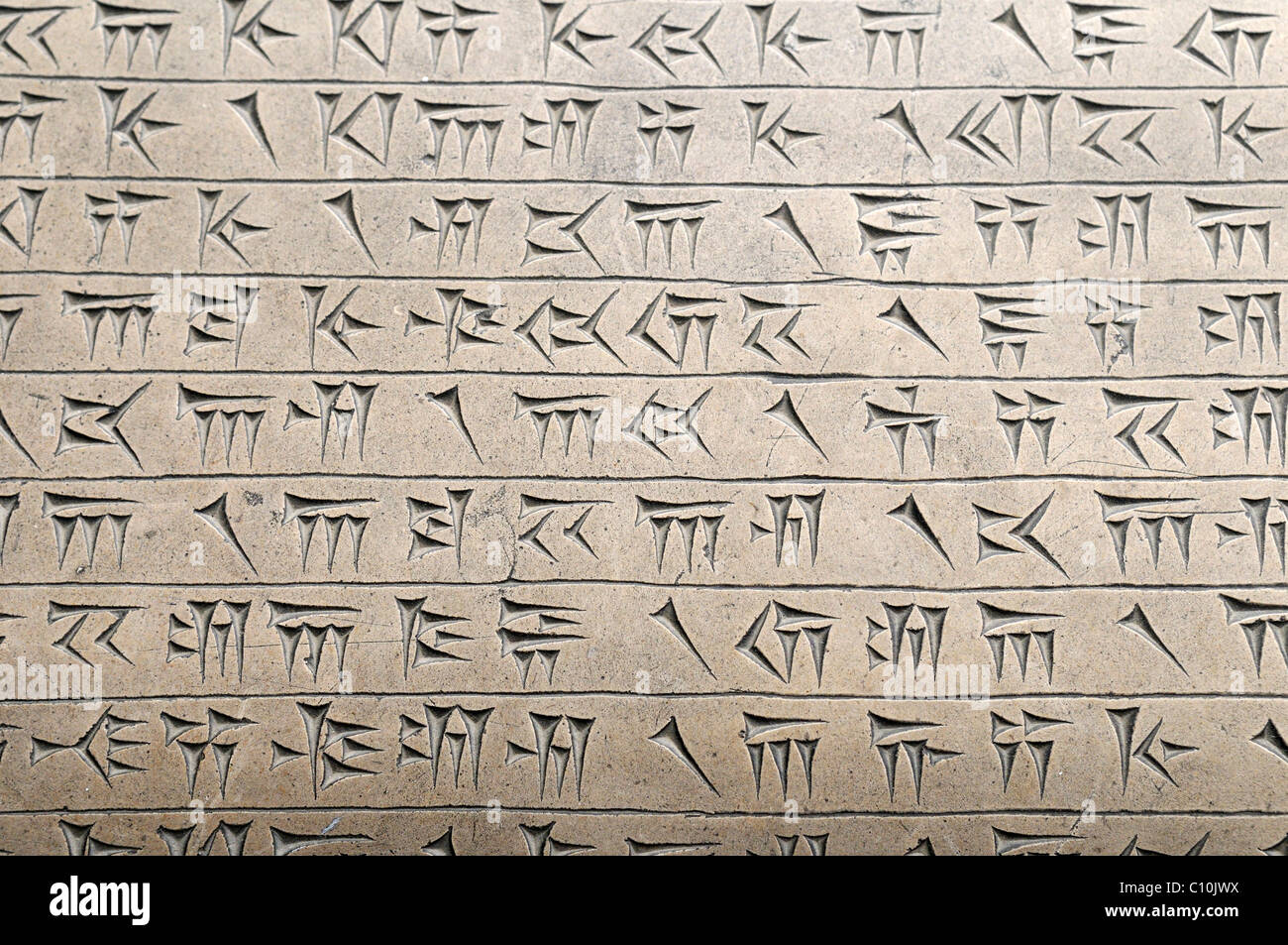 Antica scrittura cuneiforme, iscrizione su di una pietra, Museo Nazionale, Teheran, Iran, Persia, Asia Foto Stock