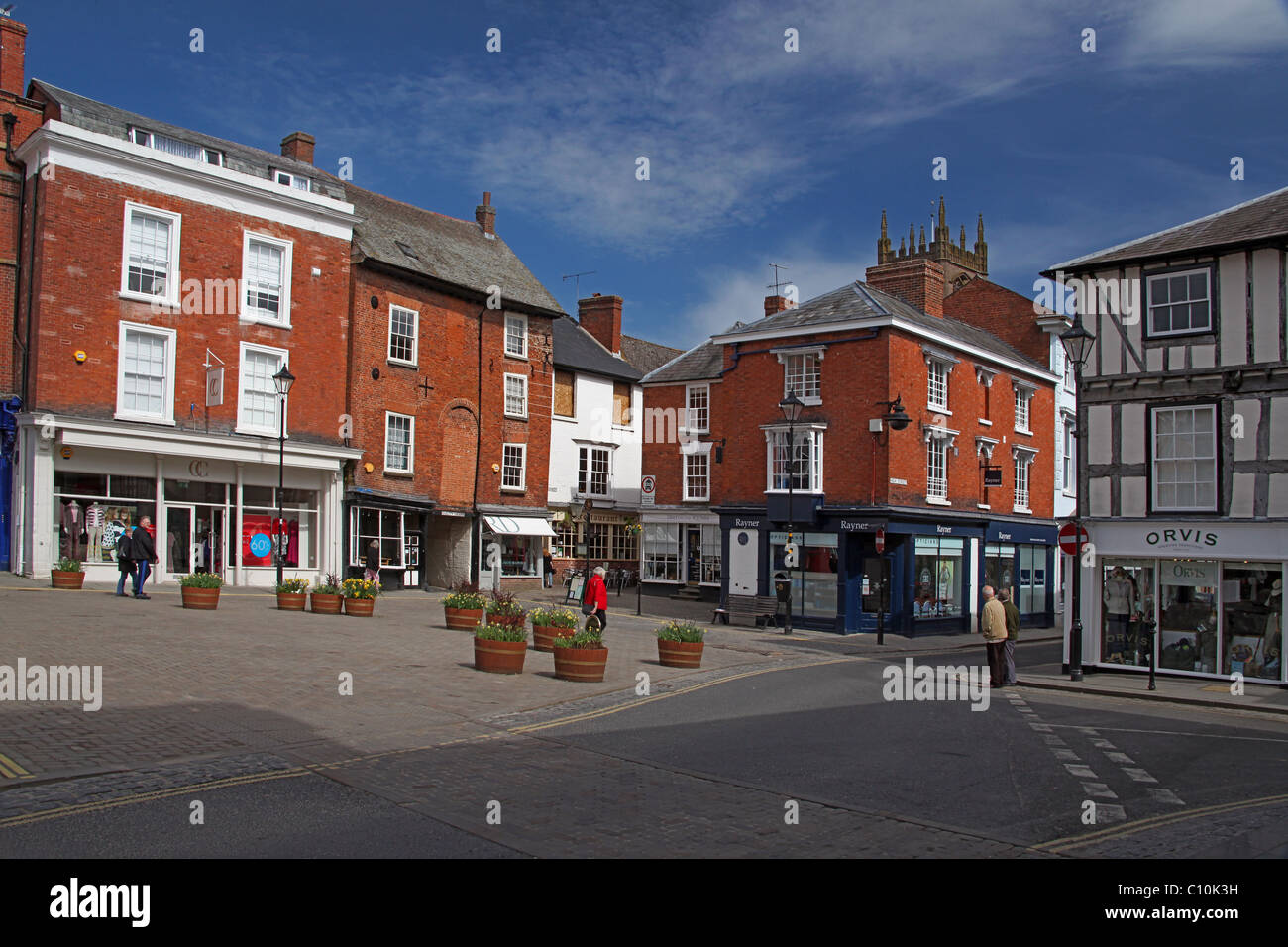 In mattoni rossi e semi-case con travi di legno alla fine della Piazza del Mercato di Ludlow, Shropshire, Inghilterra, Regno Unito Foto Stock