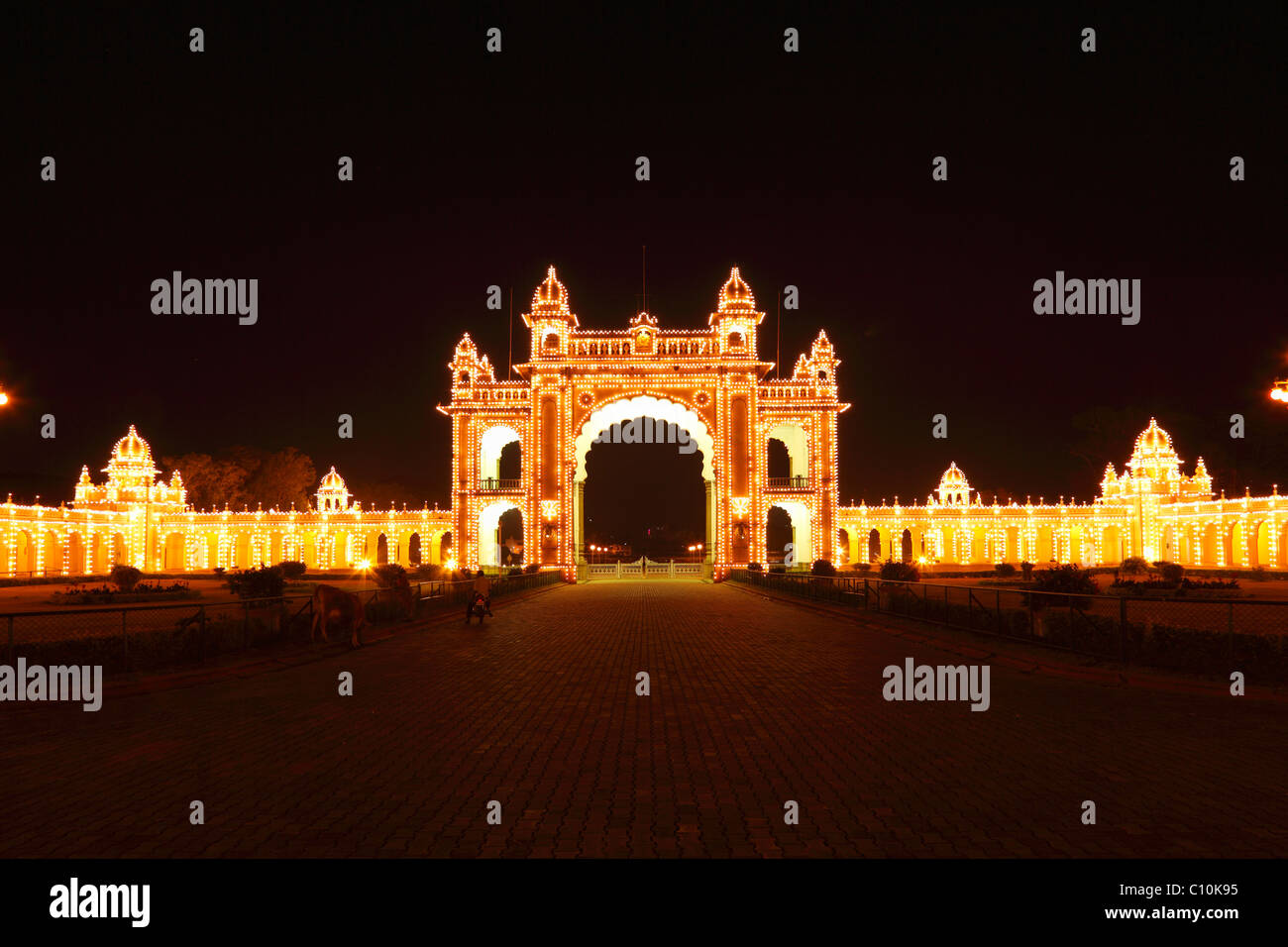 Porta Est del Maharaja del palazzo di Mysore Palace, Domenica di illuminazione con lampade a incandescenza, , del Sud dell India, India, Asia del Sud Foto Stock
