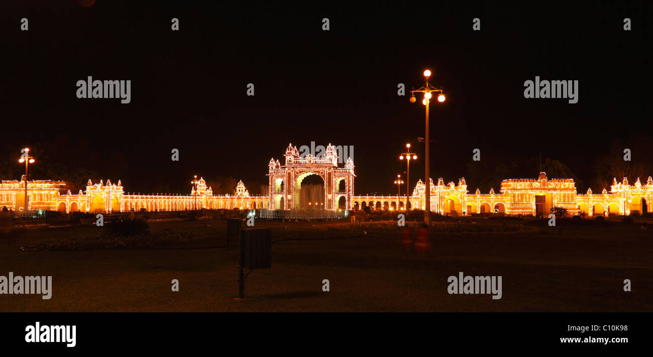Porta Est del Maharaja del palazzo di Mysore Palace, Domenica di illuminazione con lampade a incandescenza, , del Sud dell India, India, Asia del Sud Foto Stock