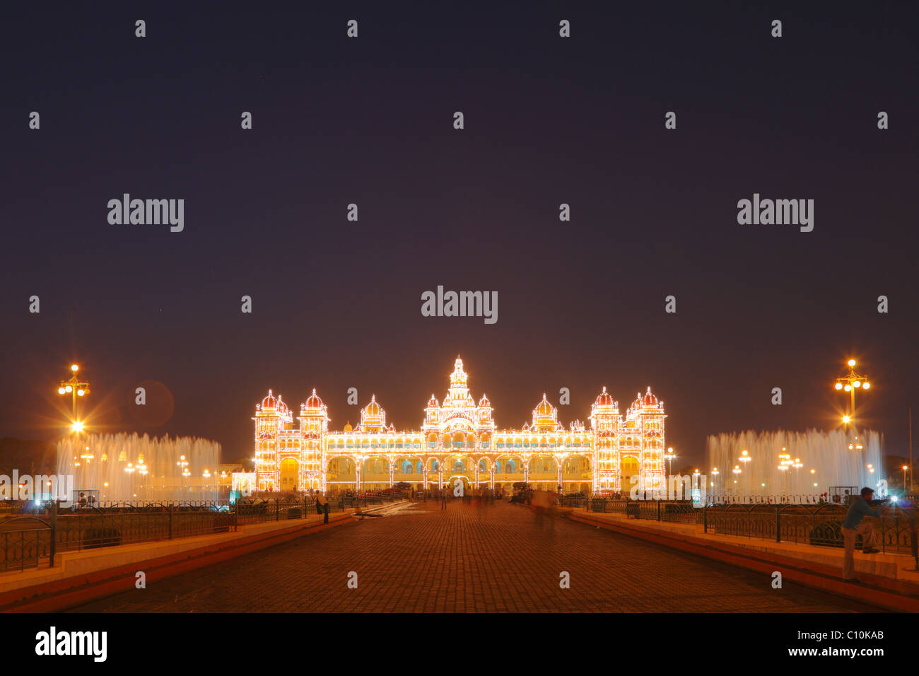 Maharaja's Palace, Mysore Palace, Amba Vilas, illuminazione di domenica con lampadine, , del Sud dell India, India, Asia del Sud, Asia Foto Stock