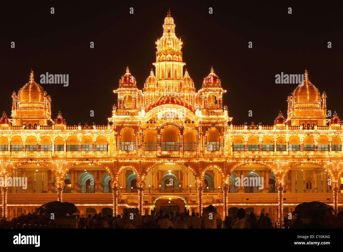 Maharaja's Palace, Mysore Palace, Amba Vilas, illuminazione di domenica con lampadine, , del Sud dell India, India, Asia del Sud, Asia Foto Stock