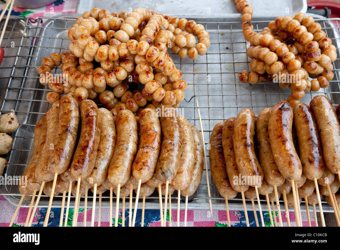 Vendita di salumi al mercato, Nai Yang, Isola di Phuket, nel sud della thailandia, tailandia, Asia sud-orientale, Asia Foto Stock