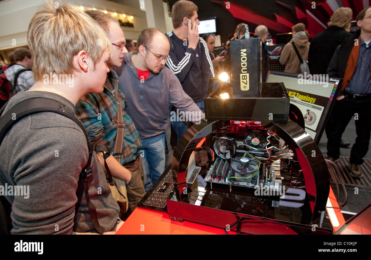 La scheda madre e la ventola di un PC ad alte prestazioni, Internationale Computermesse CEBIT international computer fiera di Hannover Foto Stock