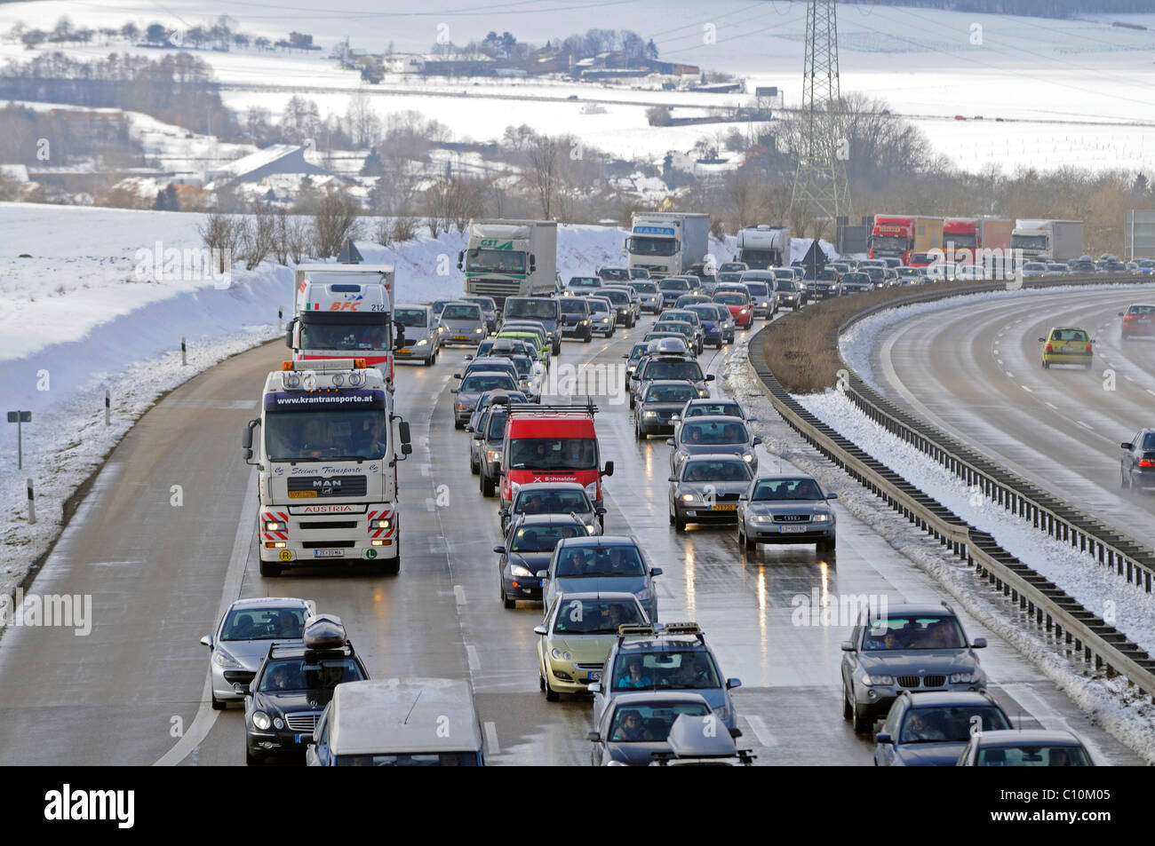 Inizio dell'inverno, ingorgo sull'autostrada A8 in Kirchheim Teck, Stoccarda, Baden-Wuerttemberg, Germania, Europa Foto Stock