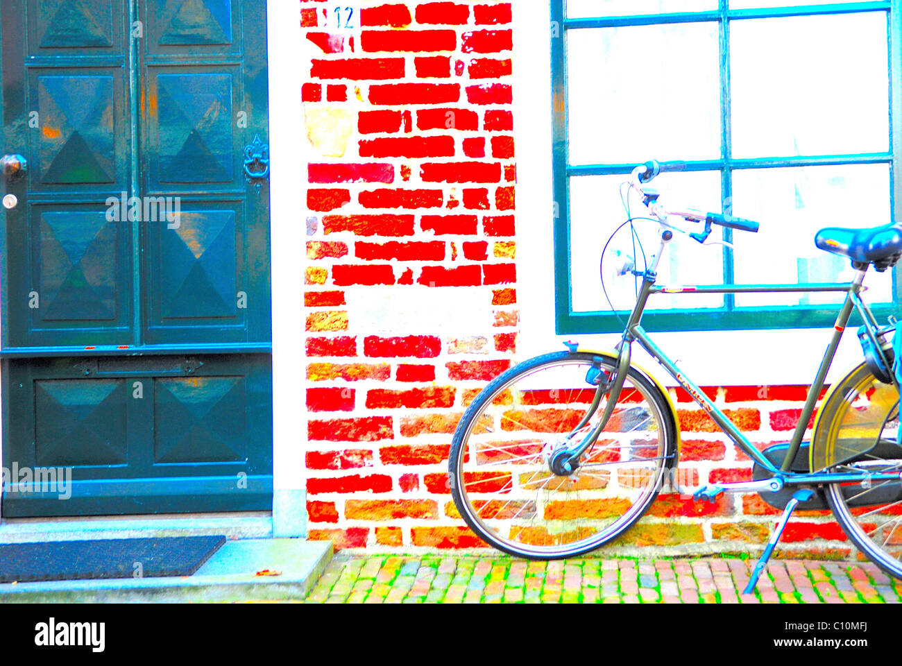 Contrasto elevato di biciclette parcheggiate davanti casa Foto Stock