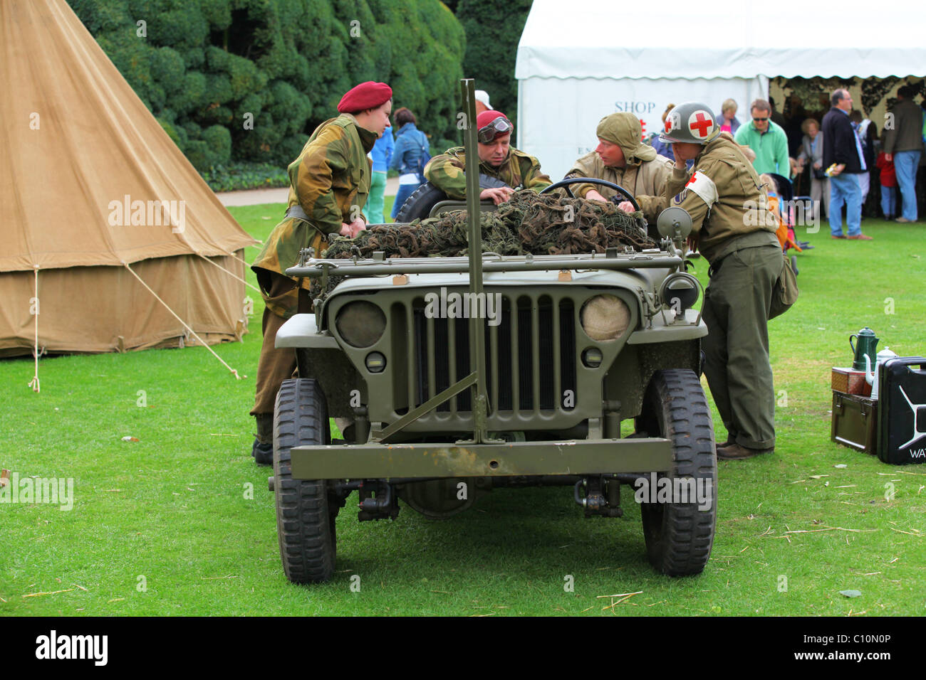 La ricostruzione WW2 US Army Jeep con soldati americani e britannici e Medic Foto Stock