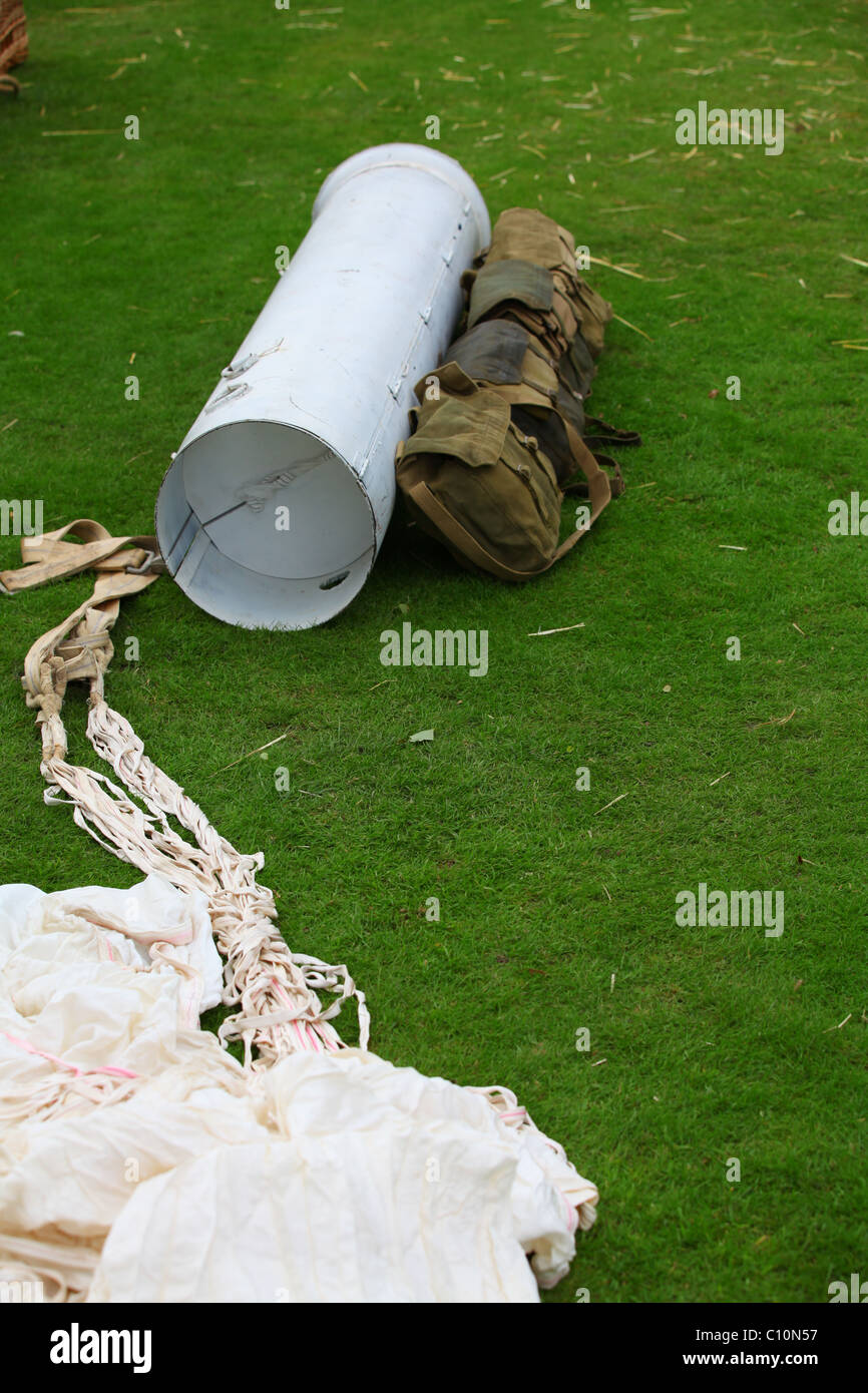 La ricostruzione WW2 British Army parachute contenitore usato dalla British Airborne Forces e SOE Foto Stock