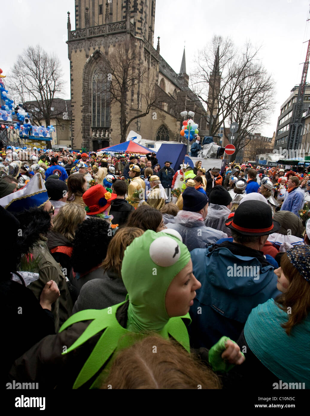 Una folla si gode la sfilata di carnevale per le strade vicino alla cattedrale di Colonia (Germania) Foto Stock