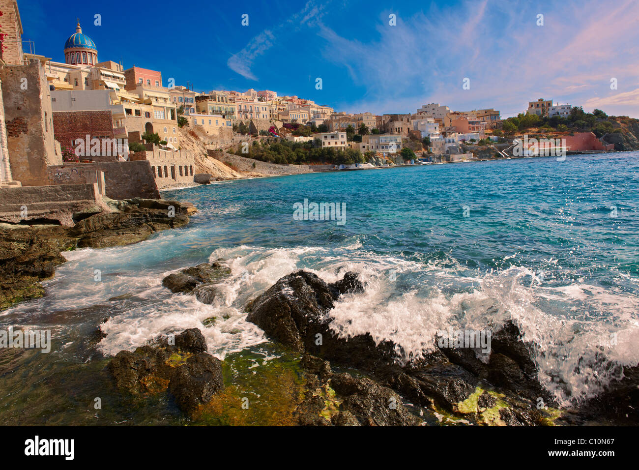 Bay e gli edifici di Ermoupolis, Syros [ Σύρος ] , greco isole Cicladi Foto Stock