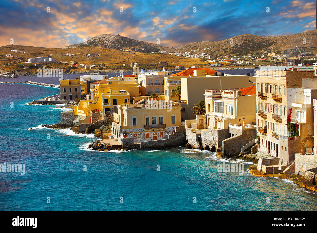 Bay e gli edifici di Ermoupolis, Syros [ Σύρος ] , greco isole Cicladi Foto Stock