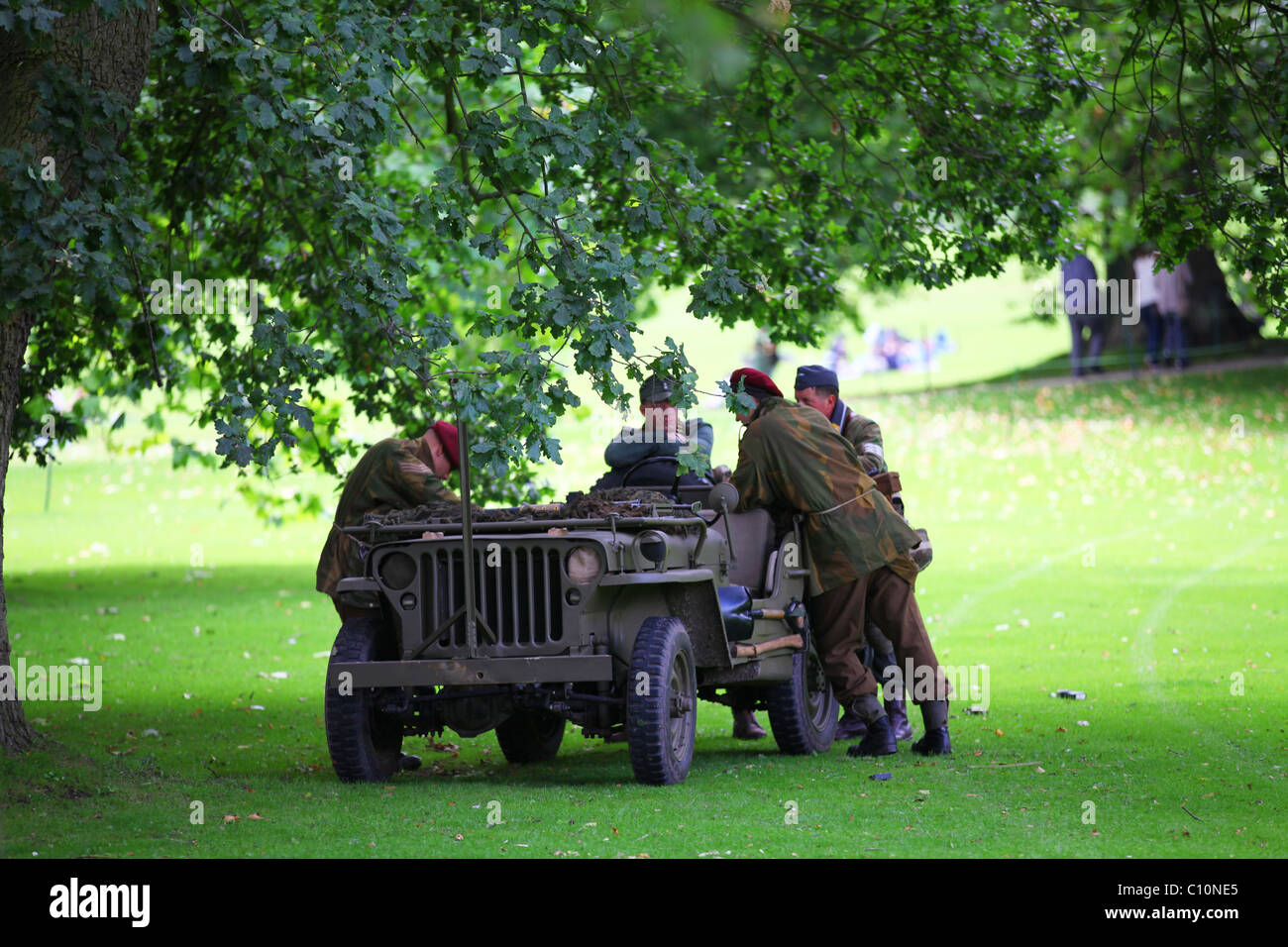 La ricostruzione WW2 mixed americani, inglesi e le truppe tedesche intorno a noi Jeep Foto Stock