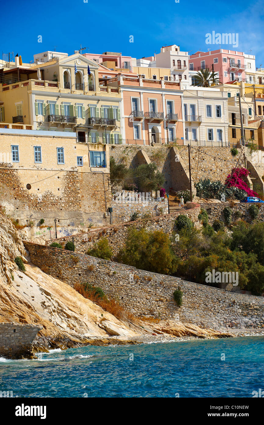 Bay e gli edifici di Ermoupolis, Syros [ Σύρος ] , greco isole Cicladi Foto Stock