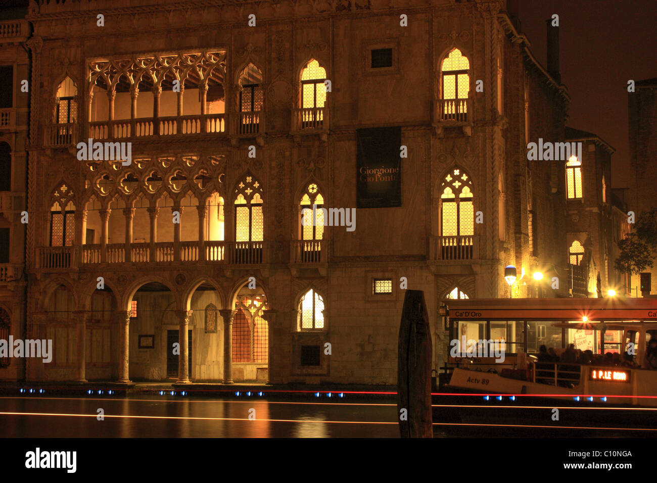 Palazzo Ca' d'Oro di notte, Venezia, Italia Foto Stock