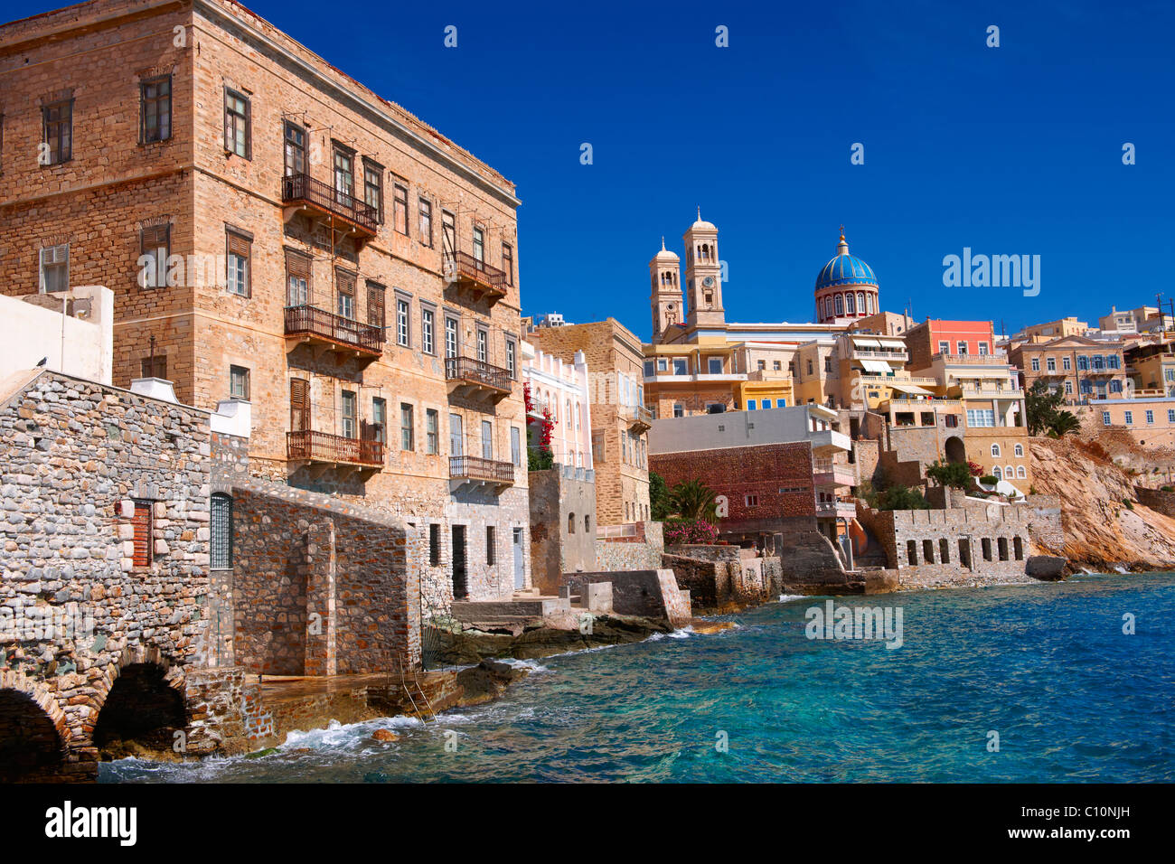 Bay e gli edifici di Ermoupolis, Syros [ Σύρος ] , greco isole Cicladi Foto Stock