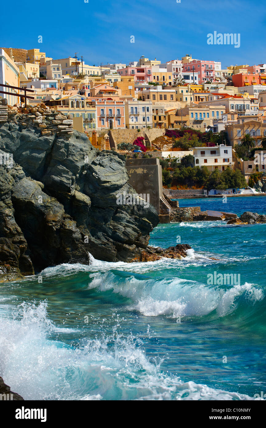 Bay e gli edifici di Ermoupolis, Syros [ Σύρος ] , greco isole Cicladi Foto Stock