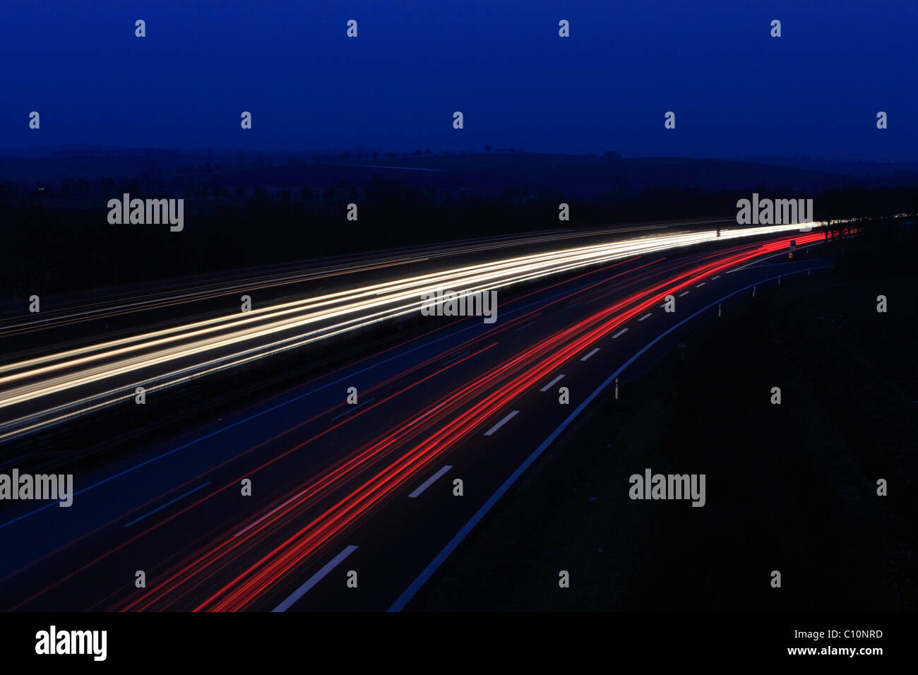 Lighttrails, autostrada A6 a Bretzfeld, Baden-Wuerttemberg, Germania, Europa Foto Stock