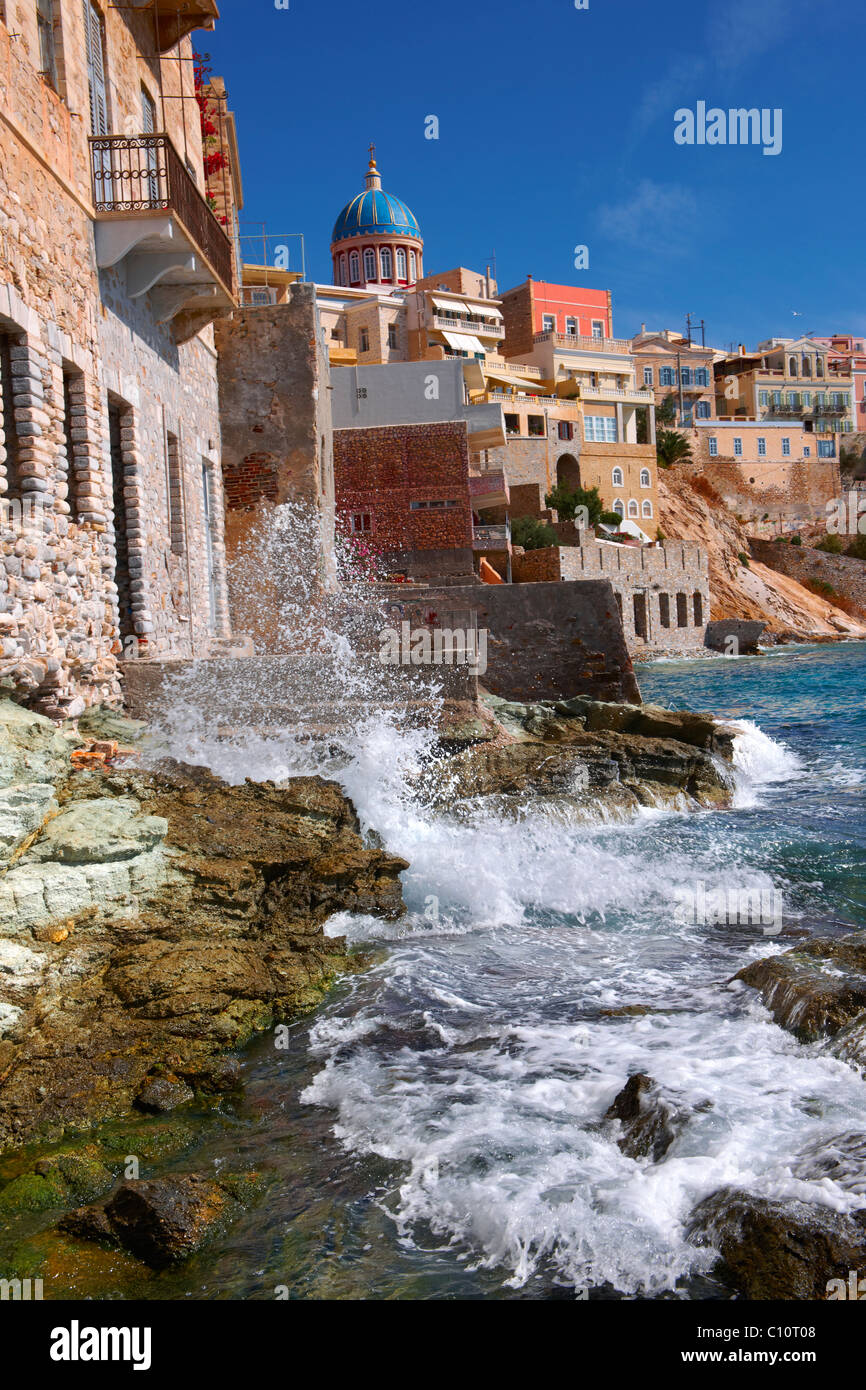 Bay e gli edifici di Ermoupolis, Syros [ Σύρος ] , greco isole Cicladi Foto Stock