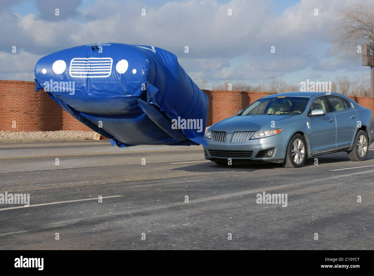 Ford utilizza auto-dimensionato palloncini per crash test Ford sta testando la sua auto - da lanciarli contro gigantesca macchina a forma di palloncini. Foto Stock