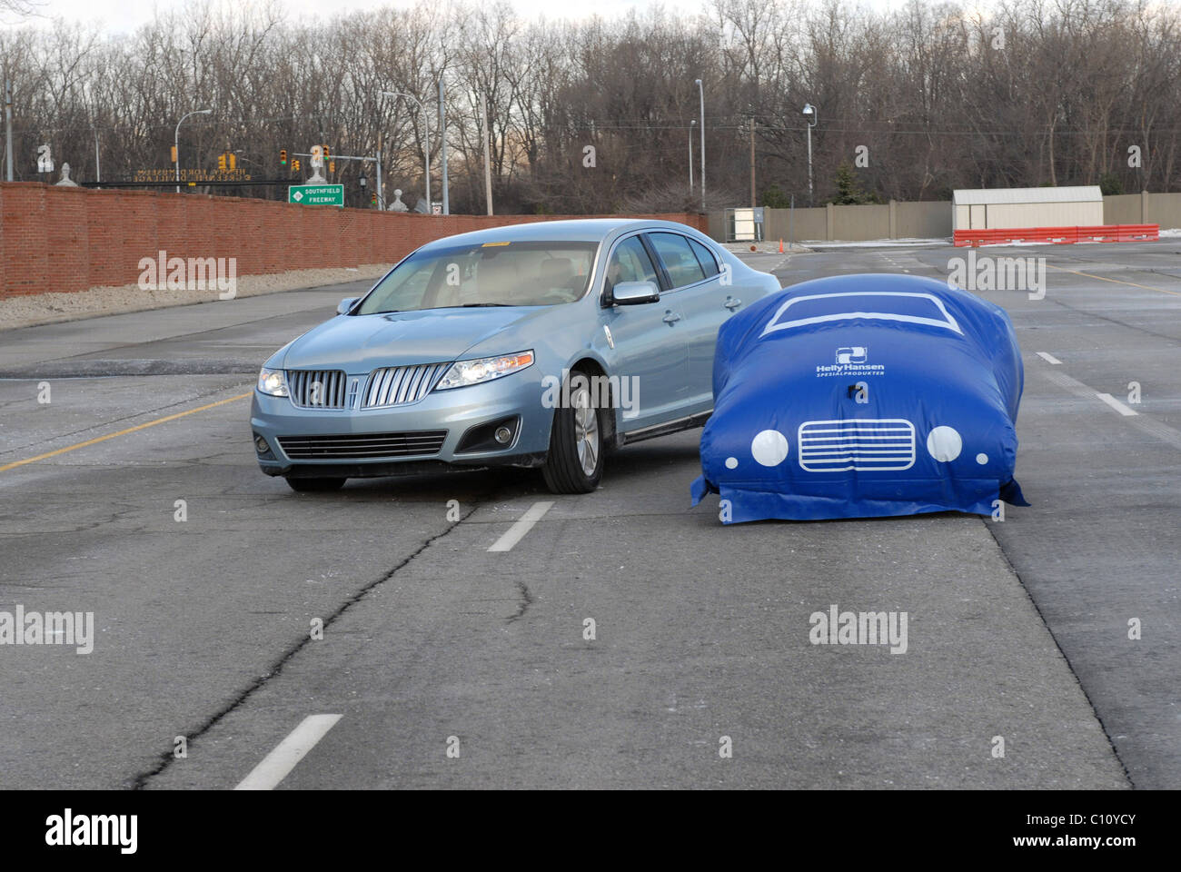 Ford utilizza auto-dimensionato palloncini per crash test Ford sta testando la sua auto - da lanciarli contro gigantesca macchina a forma di palloncini. Foto Stock