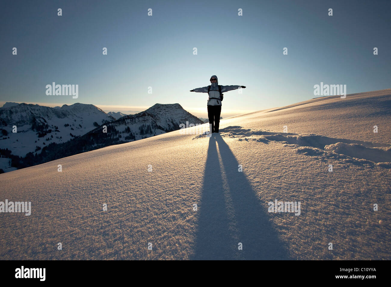 Vertice umana croce nella luce della sera, neve fresca nell'Alpstein mountain range nella Svizzera orientale, Svizzera, Europa Foto Stock