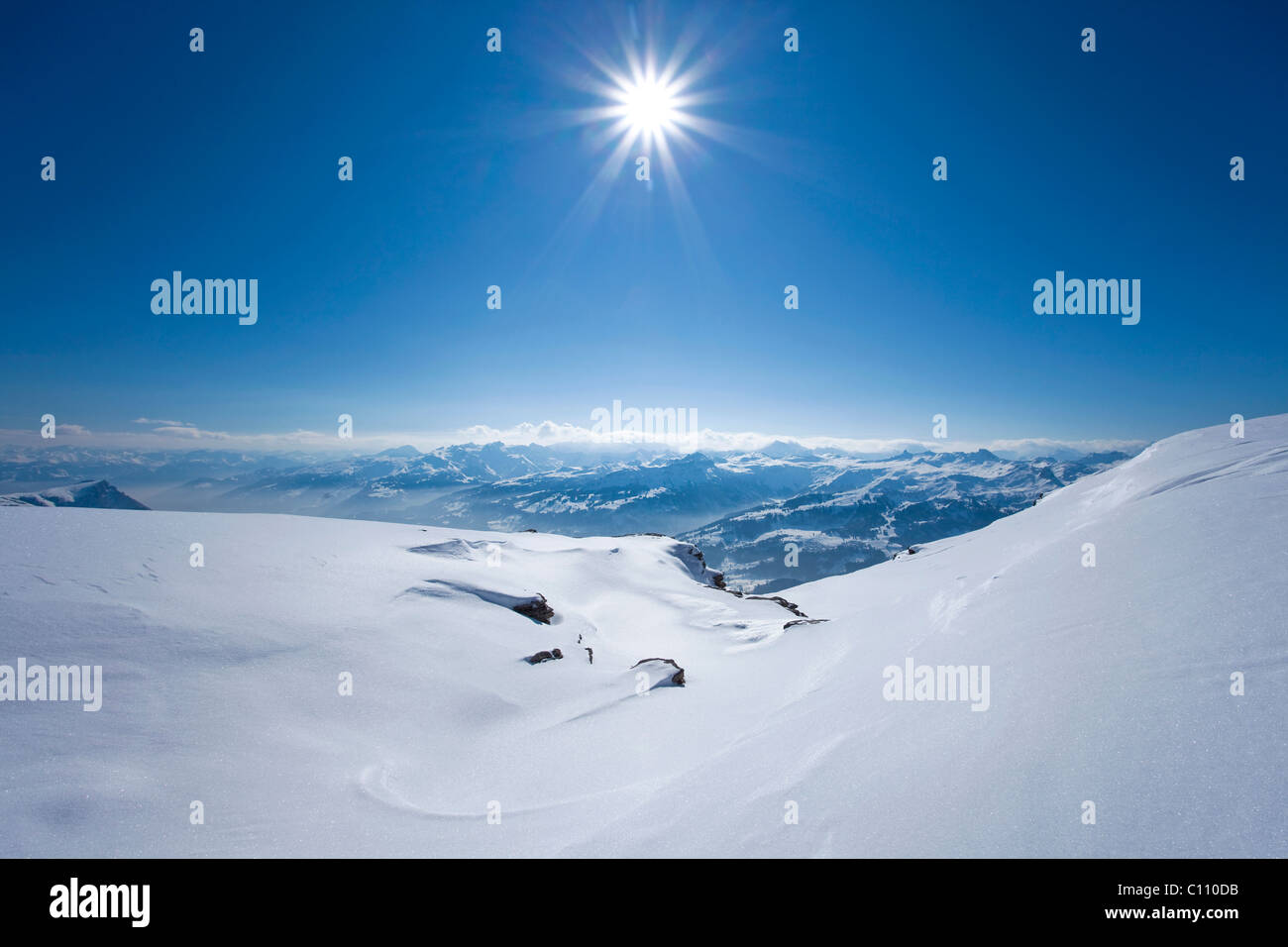 Vista da Chaeserrugg verso il sole invernale, Svizzera, Europa Foto Stock