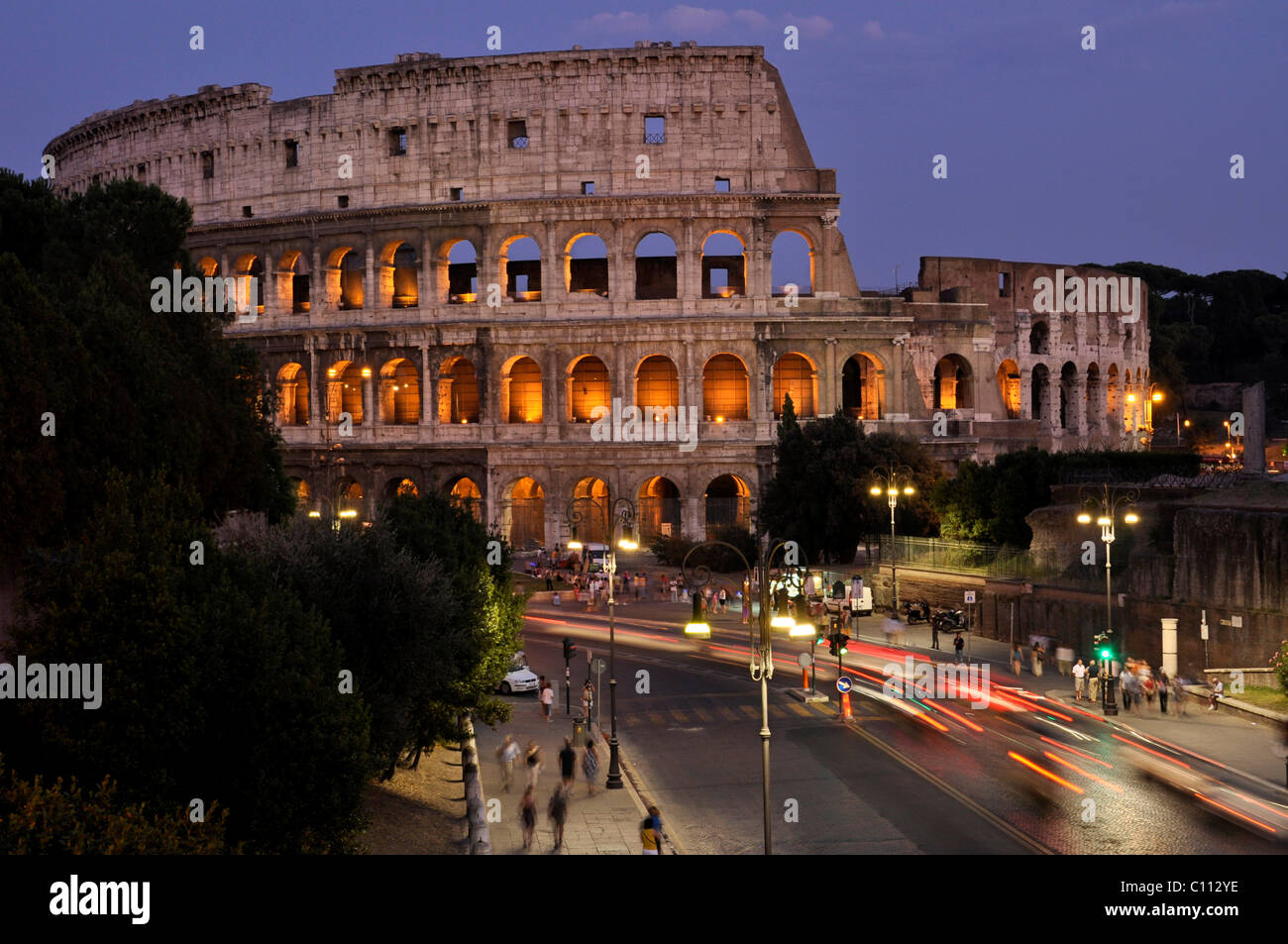 Colosseo, Via dei Fori Imperiali di Roma, Lazio, l'Italia, Europa Foto Stock