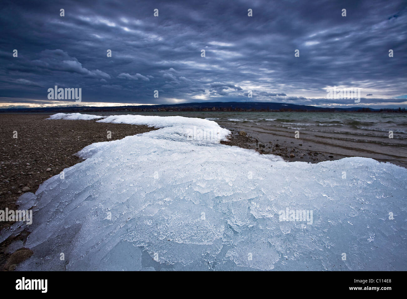 Lo scorso inverno il ghiaccio in primavera vicino a Allensbach sul Lago di Costanza durante forti tempeste, Xynthia, Baden-Wuerttemberg, Germania, Europa Foto Stock